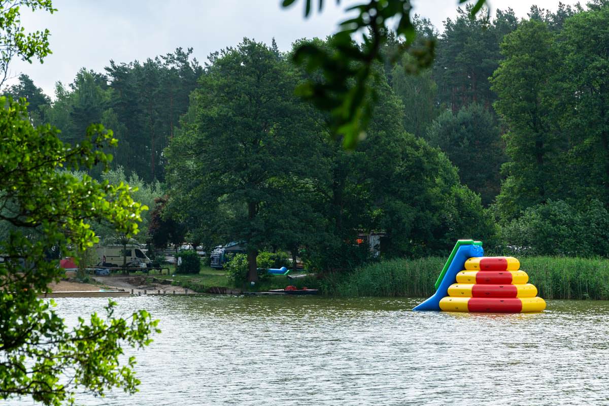 Die aufblasbare Rutsche vom Naturcamping Hexenwäldchen bietet  beim Wasserwandern Spaß für die ganze Familie