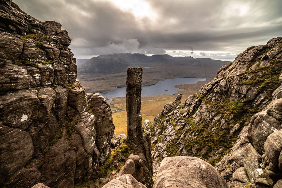 Der Gipfel vom Stac Pollaidh in Schottland besitzt auffällige Felsformationen