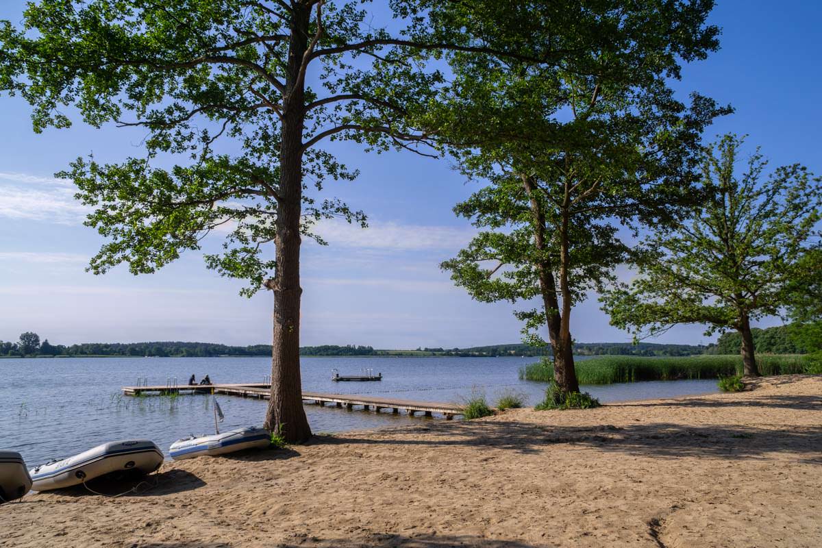 Der Sandstrand vom Campingplatz Havelberge ist auch Anlandestelle für Kanus