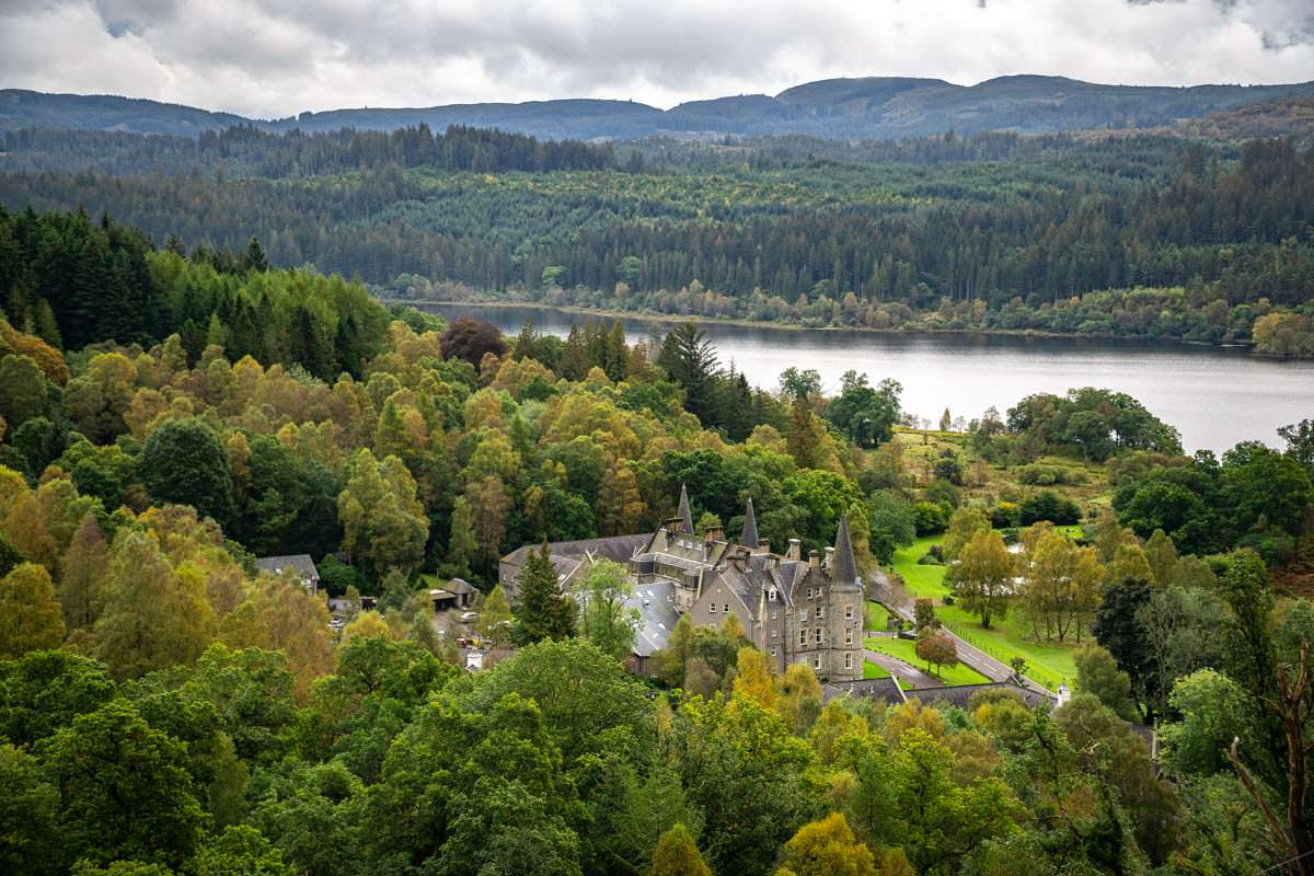 Das Hotel Tigh Mor Trossachs liegt direkt am Ufer vom Loch Achray