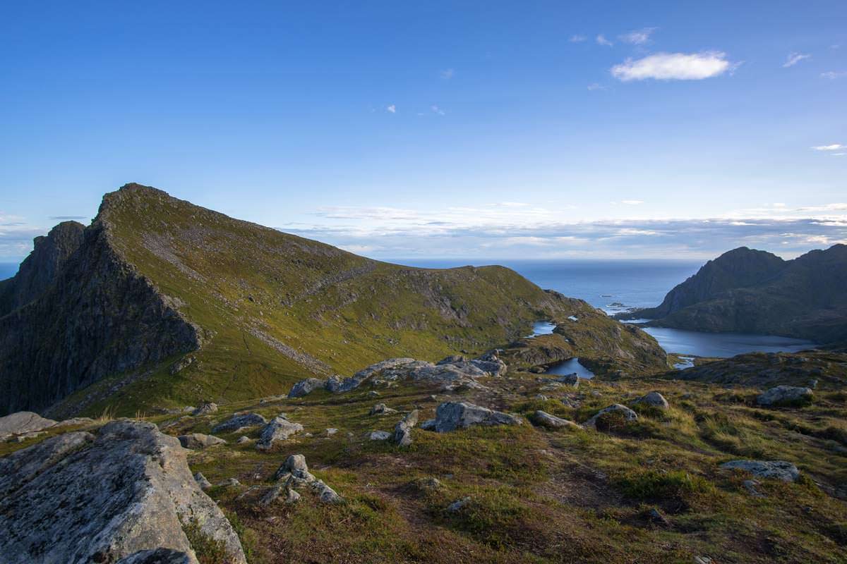 Die grünen Fjellhänge der Lofoten