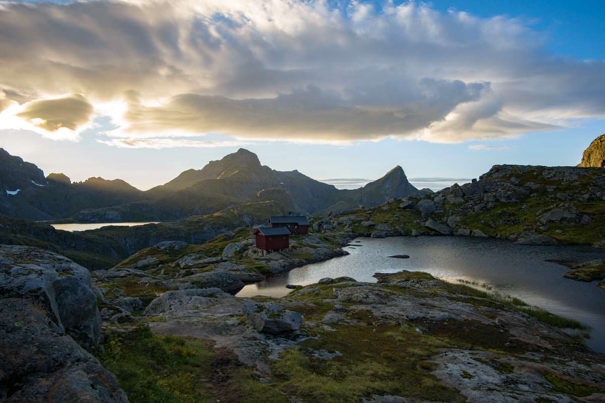 Die Munkebu Hut liegt zwischen mehreren Bergseen