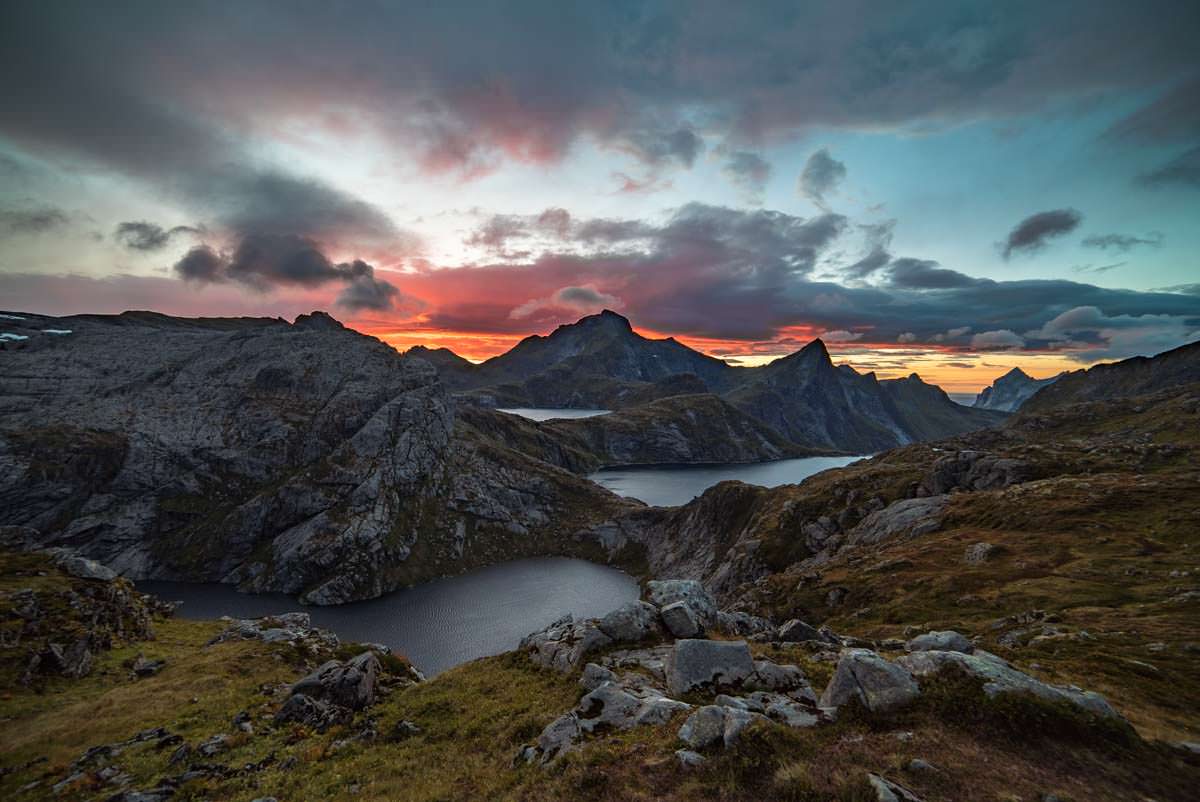 Die zahlreichen Seen an der Munkebu Hut bei Sonnenuntergang