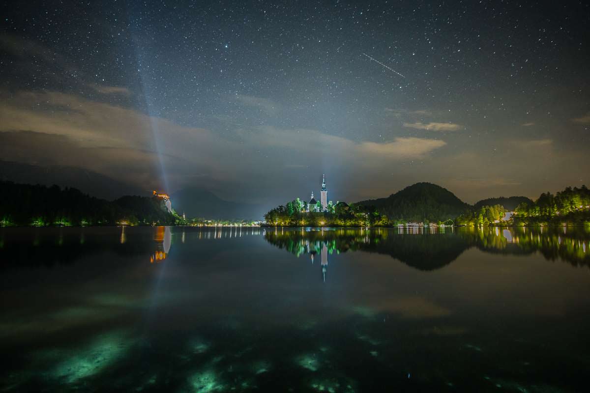 Nachts werden die Gebäude am Bleder See angestrahlt