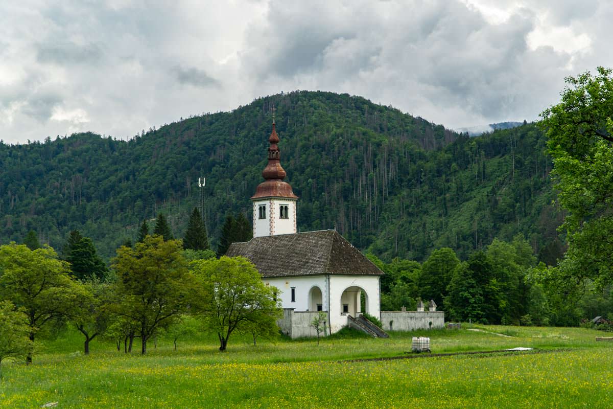 Bei der Anreise zum Camping am Bohinj See (Nationalpark Triglav) fahren wir an dieser Kirche in Stara Fuzina vorbei