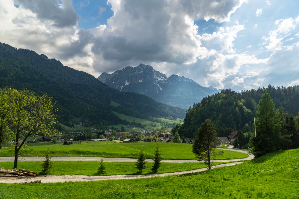 Die Anreise zum Nationalpark Triglav führt durch den Ort Kranjska Gora, in dem Camping ebenfalls möglich ist.