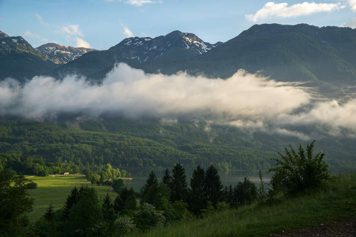 Auf den unzähligen Wanderungen über dem Bohinj See sieht man häufig Nebelwolken über dem See.