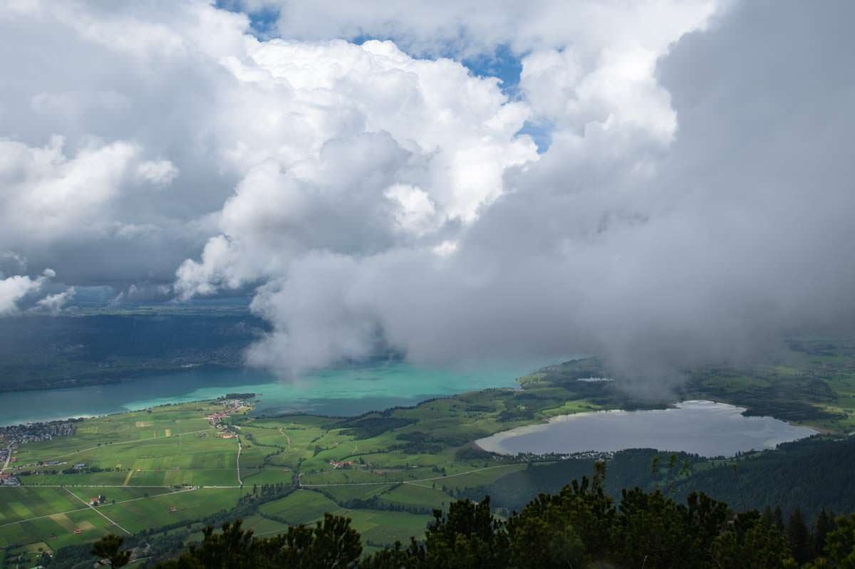 Der Forggensee ist im Winter trockengelegt, im Sommer leuchtet er türkisblau