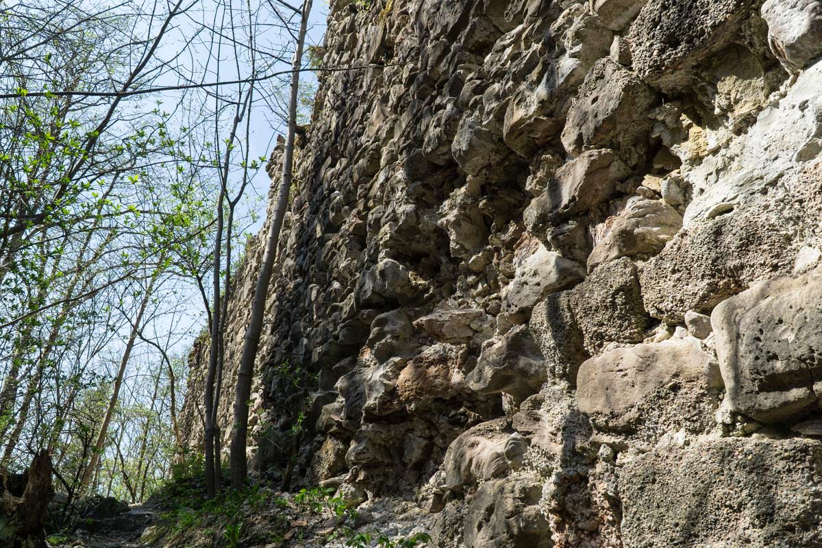 Die Nesselburg wurde im 13. Jahrhundert erbaut und im 16. Jahrhundert niedergebrannt.