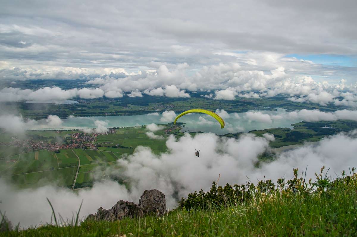 Der Tegelberg ist ein beliebter Startpunkt für Gleitschirmflieger