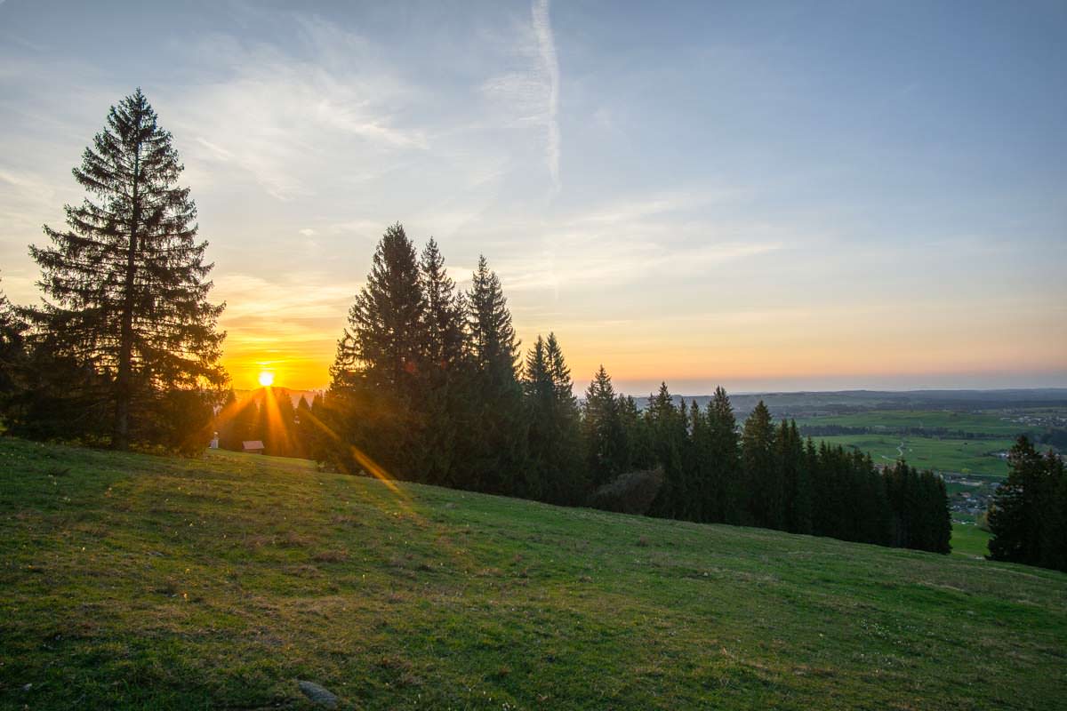 Sonnenuntergang über den Wiesen des Alpspitz