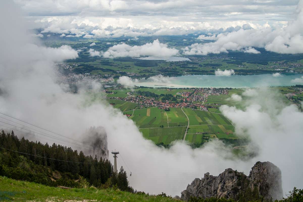 Mit der Tegelbergbahn schwebt man schnell auf das Bergmassiv