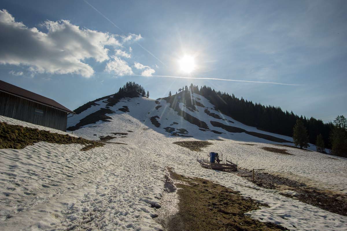 Auf dem Wanderweg zum Alpspitz liegt noch einiges an Schnee