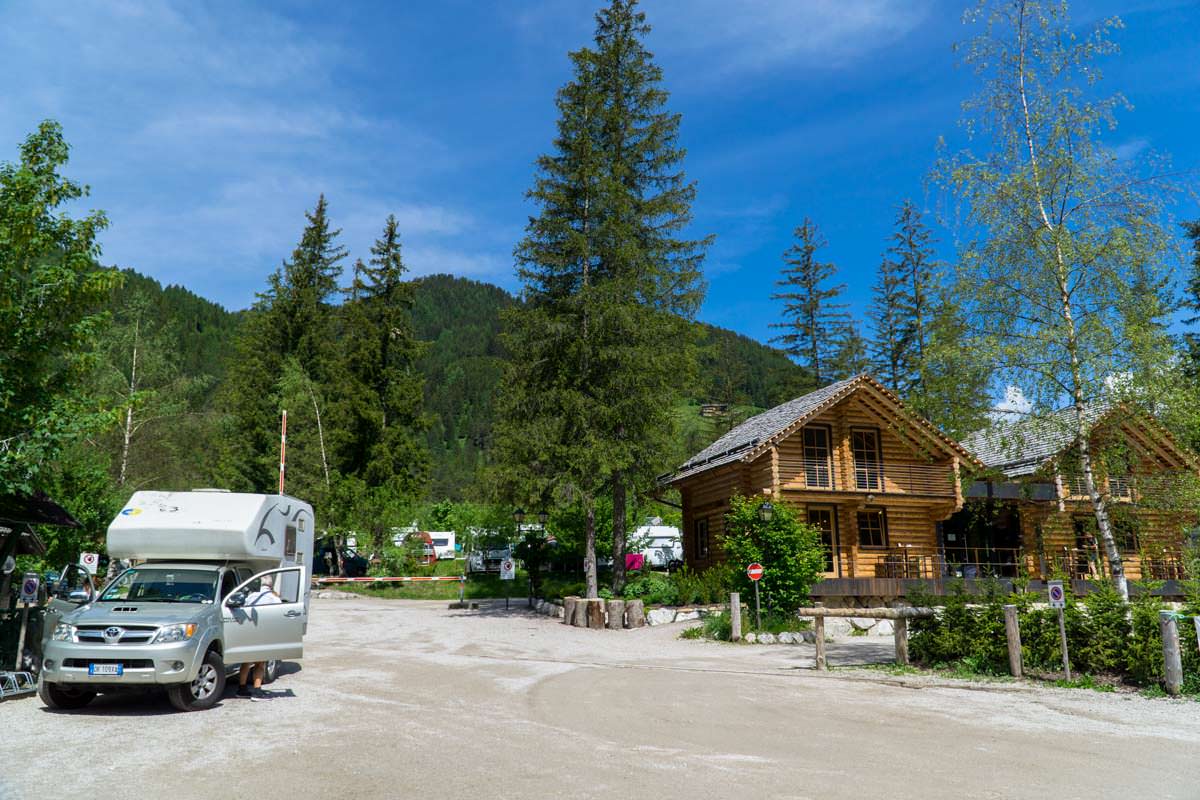 Für das Zelten auf einem Campingplatz steht eine ganz andere Ausrüstung auf unserer Packliste als für Trekkingtouren: Camping Toblacher See in Südtirol