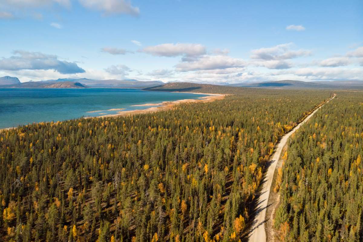 Straße zum Tjaktjajaure Stausee in Schweden