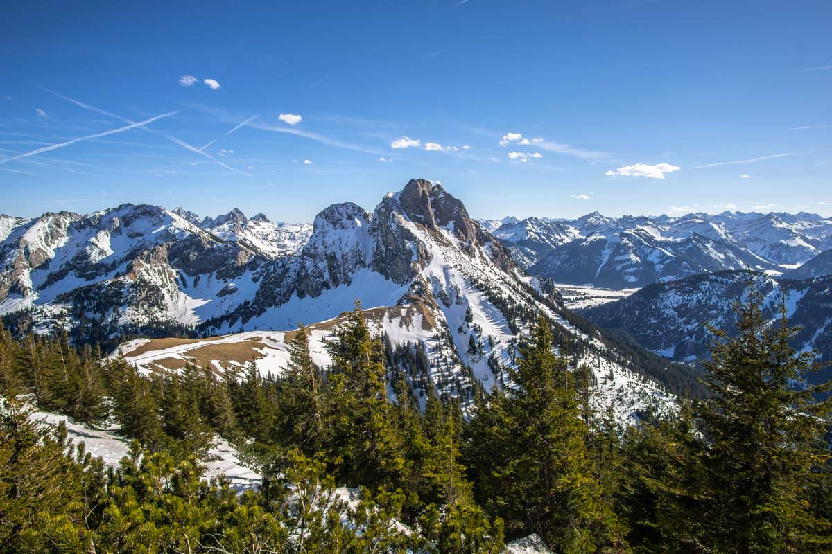 Vom Breitenberg sieht man die zackige Pyramide des Aggenstein