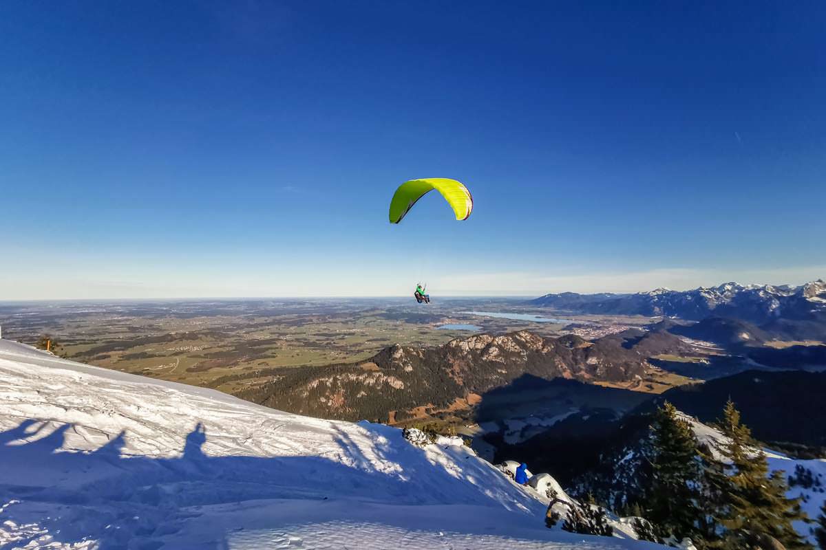 Paragliding am Breitenberg mit Blick über Füssen