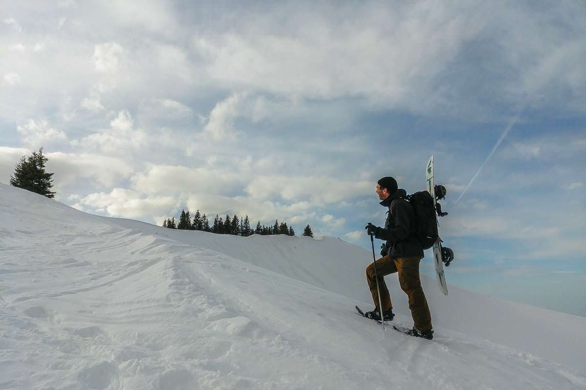 Schneeschuhwandern mit dem Snowboard