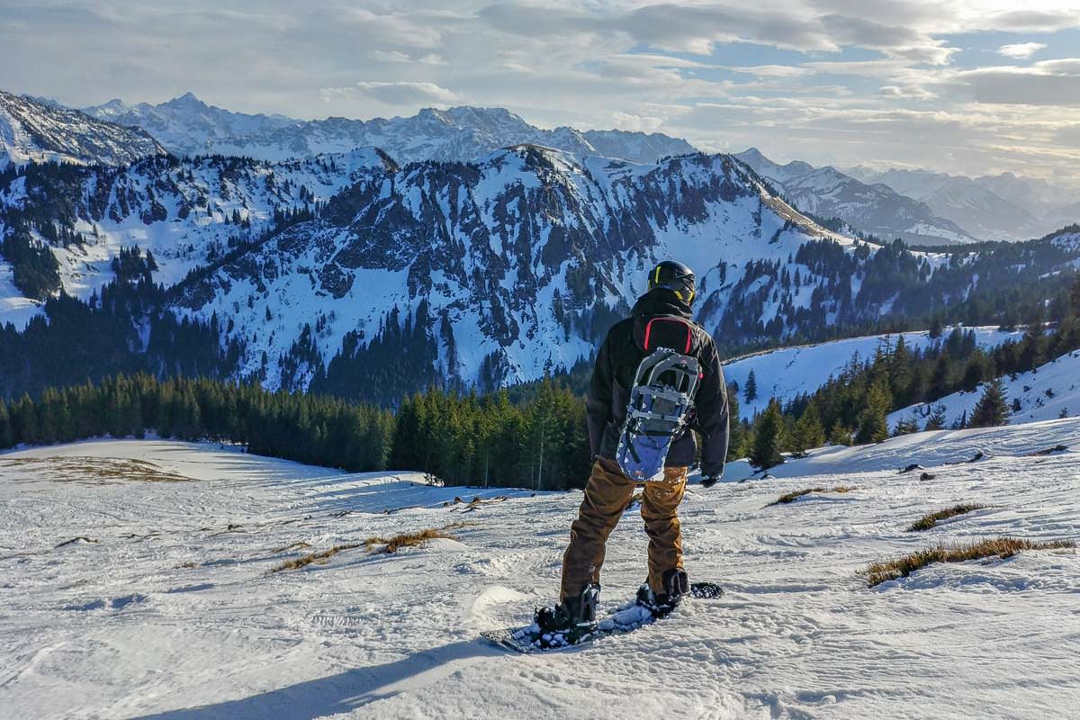 Ein guter Tourenrucksack bietet Befestigungsmöglichkeiten für die komplette Ausrüstung wie Snowboard und Schneeschuhe