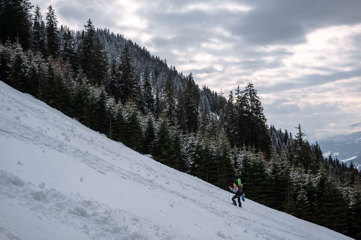 Steighilfen an den Schneeschuhen erleichtern den Aufstieg beim Schneeschuhwandern