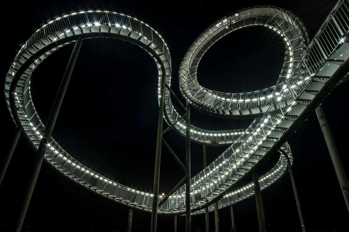 Der Looping von Tiger & Turtle in Duisburg bei Nacht