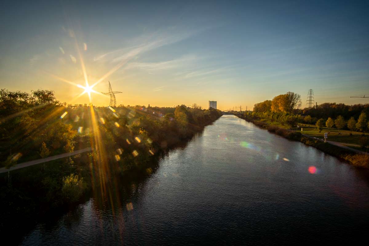 Fußgängerbrücke Ripshorst in Oberhausen im Sonnenuntergang