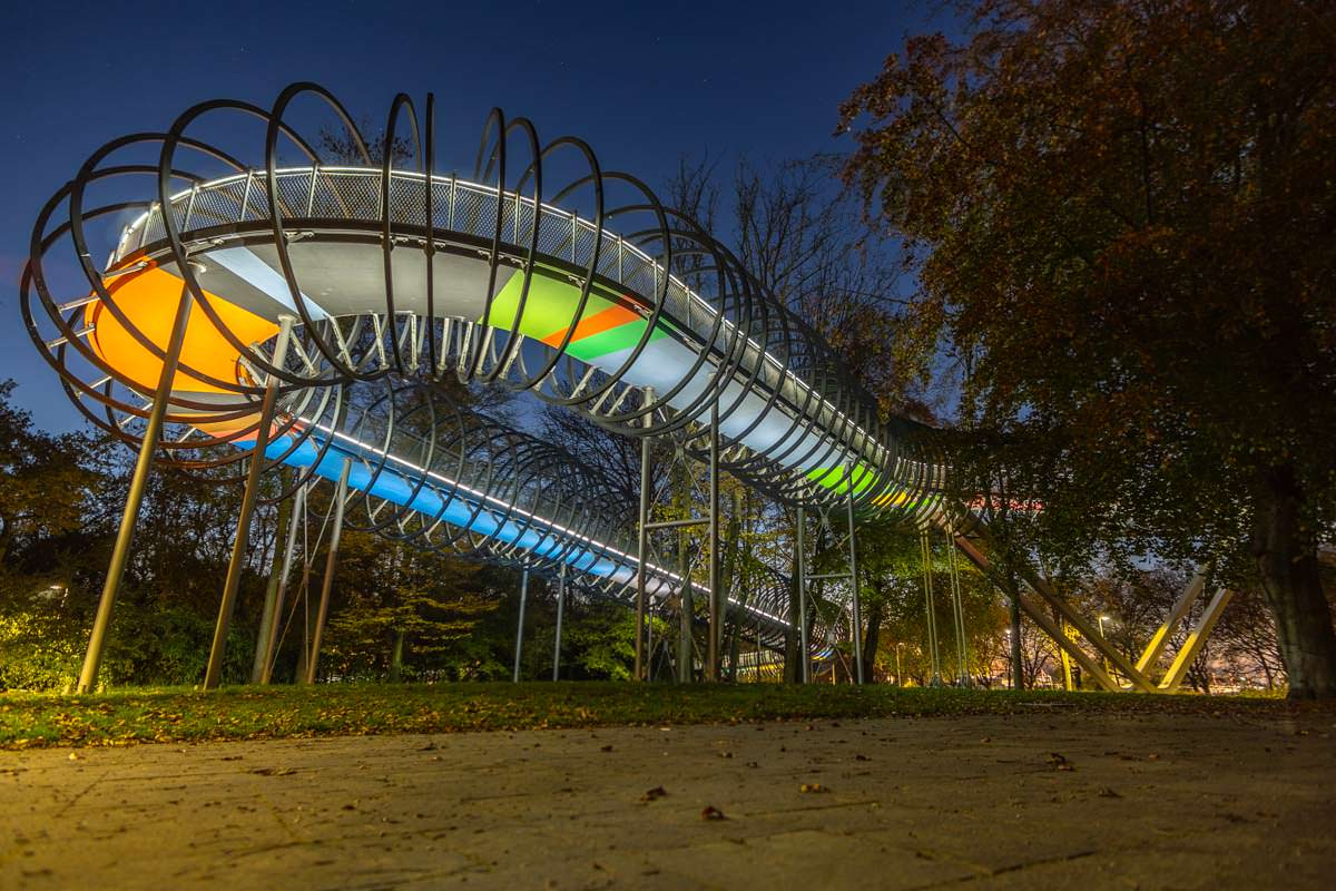 Nachts ist die Slinky Springs to Fame Brücke ein tolles Fotomotiv in Oberhausen