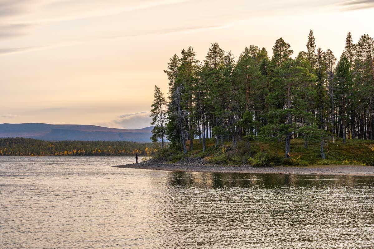 Angeln in Årrenjarka in Lappland