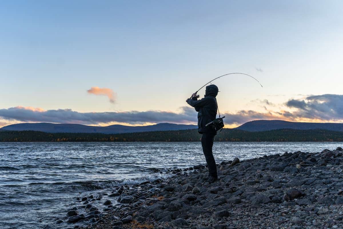 Angeln in Årrenjarka in Lappland