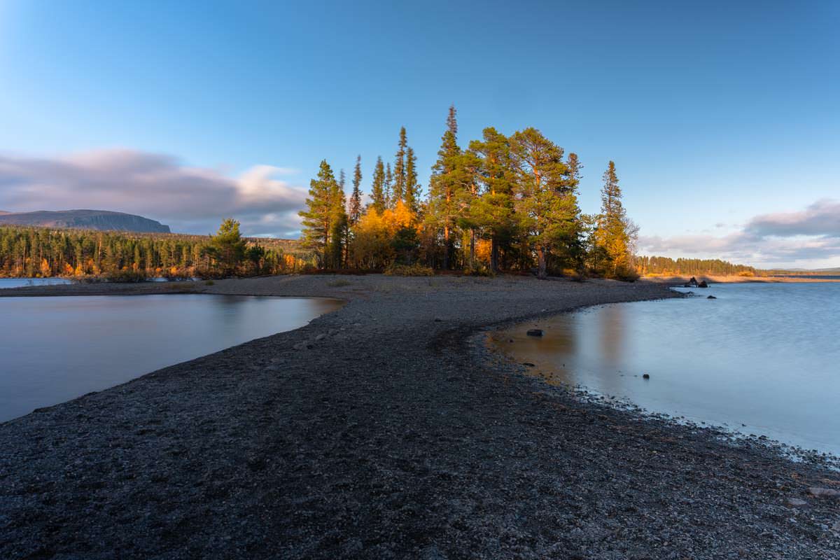 Insel im Saggat bei Årrenjarka in Schweden