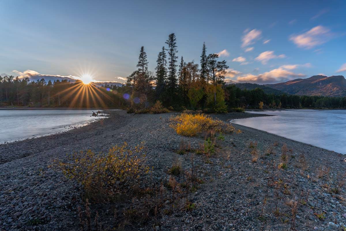 Halbinsel bei Årrenjarka im Sonnenuntergang