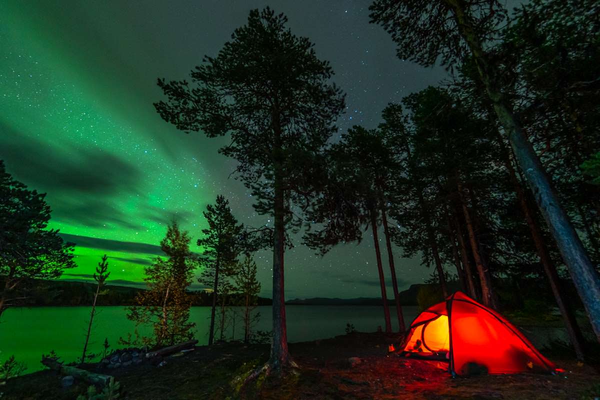 Nordlichter über dem Campingplatz in Årrenjarka