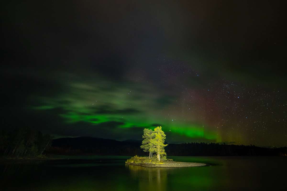 Nordlichter über dem Saggat bei Årrenjarka in Schweden, Lappland