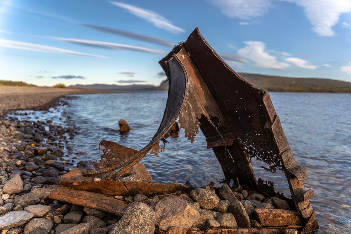 Bootswrack bei Årrenjarka in Lappland