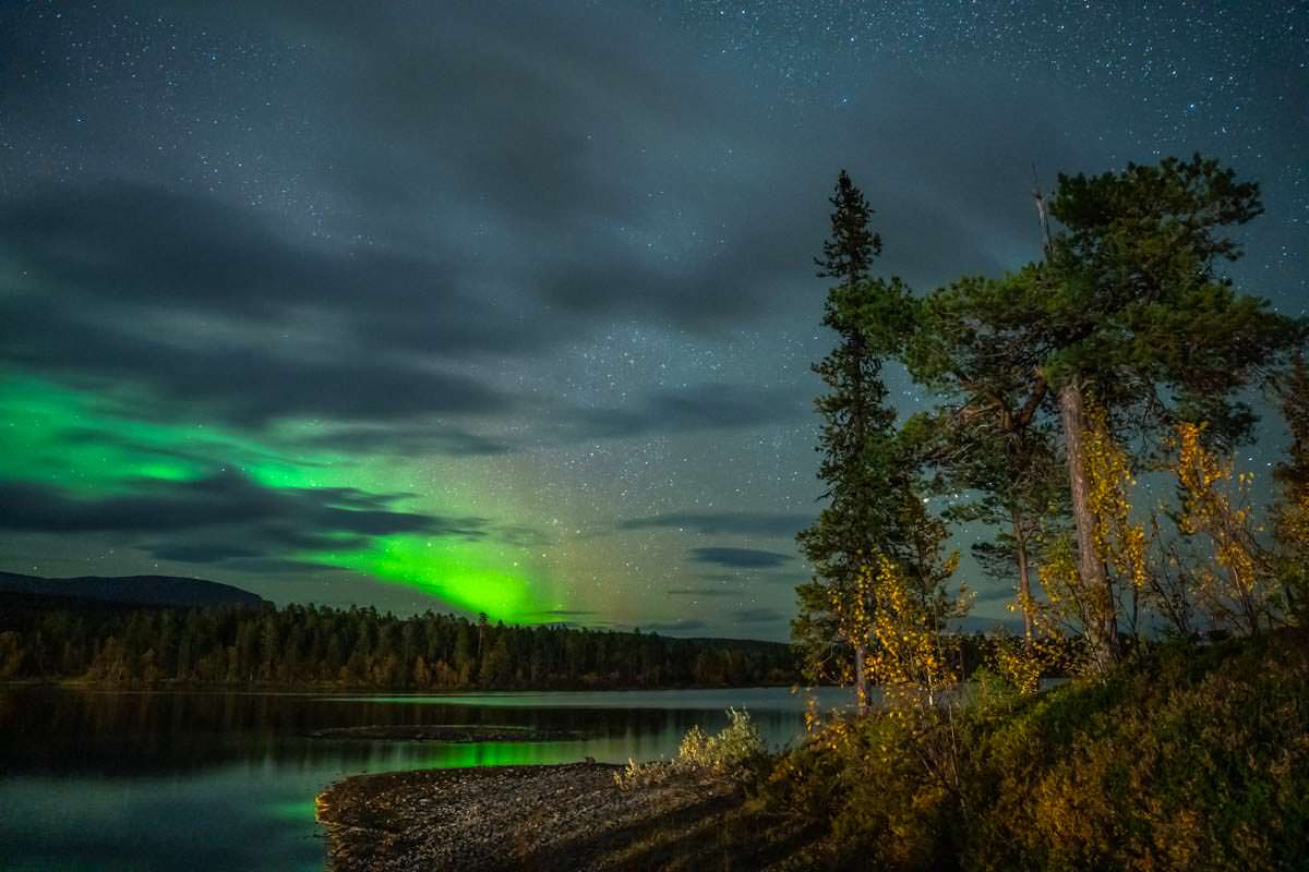 Nordlichter auf der Årrenjarka Halbinsel in Schweden