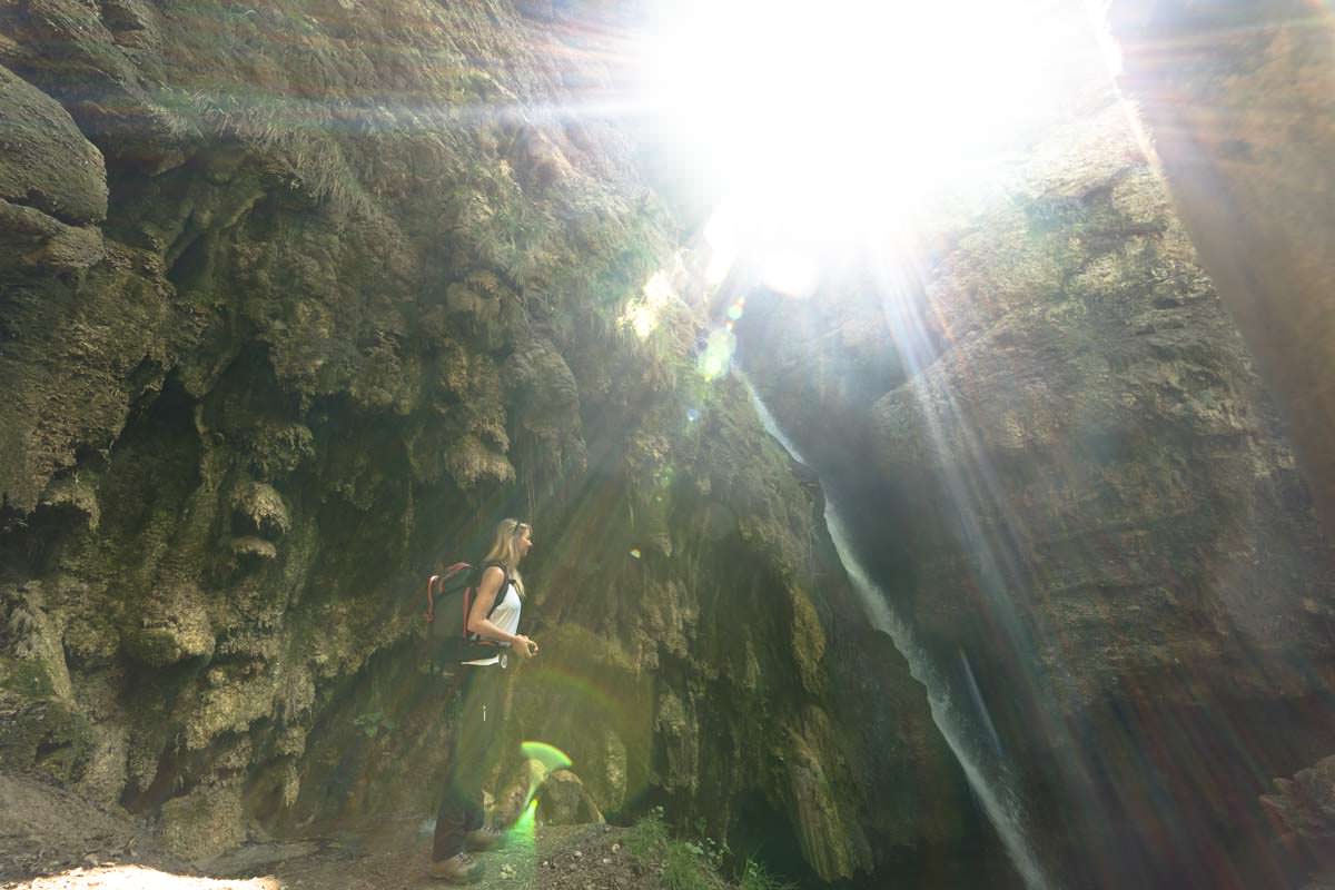 Morgens scheint die Sonne von vorne in den Tobel am Hinanger Wasserfall