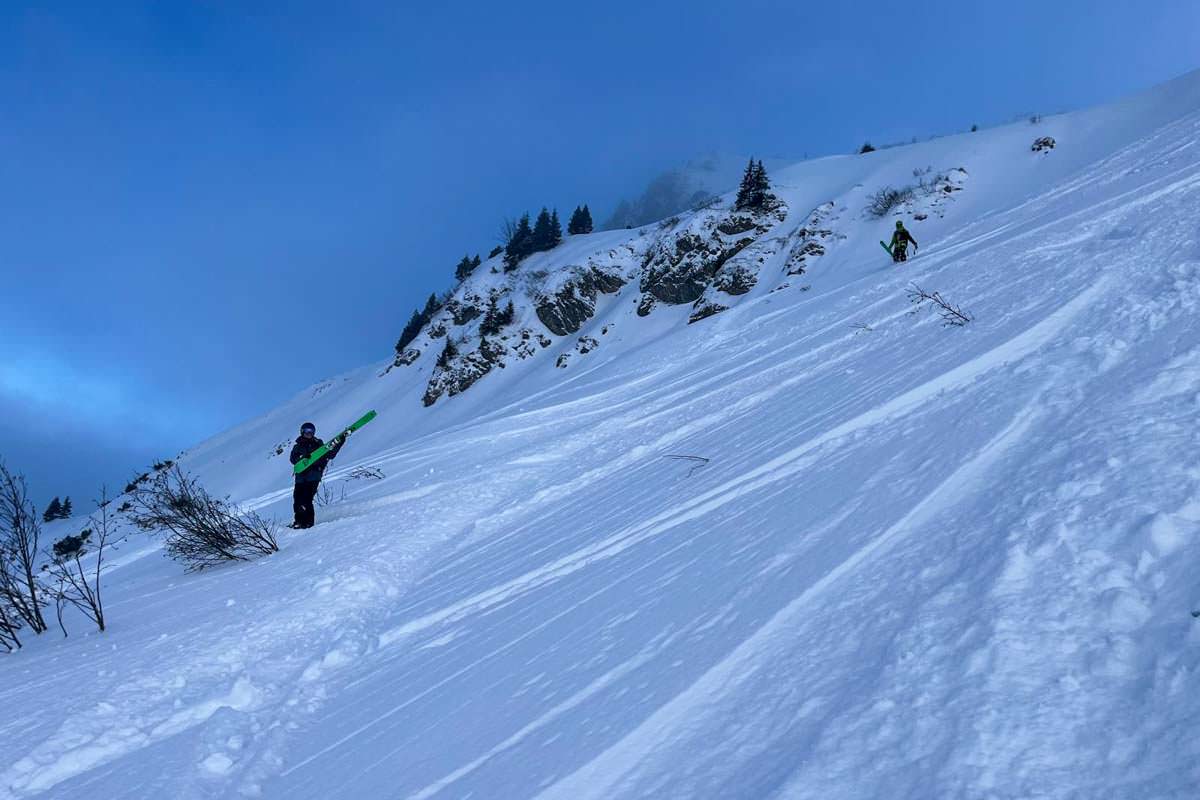 Verlorener Ski während der Abfahrt vom Gamsfuß