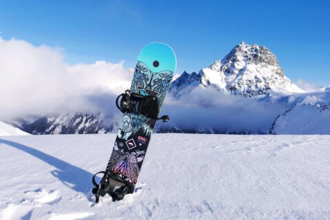 Snowboard auf dem Gipfel vom Gamsfuß